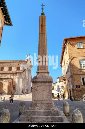 Urbino, Italie - 24 juin 2017 : vue sur l'obélisque de la place de la cathédrale d'Urbino, Italie. Urbania était célèbre pendant la Renaissance comme une co Banque D'Images