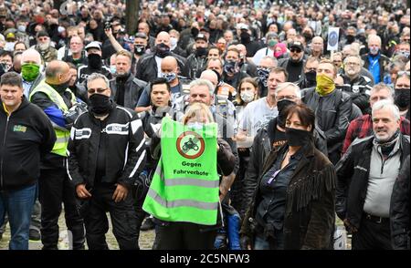 Düsseldorf, Allemagne. 04e juillet 2020. Les motocyclistes manifestent contre une interdiction générale des motos certains jours. Le Conseil fédéral veut autoriser des interdictions de motos limitées le dimanche et les jours fériés. Crédit : Roberto Pfeil/dpa/Alay Live News Banque D'Images