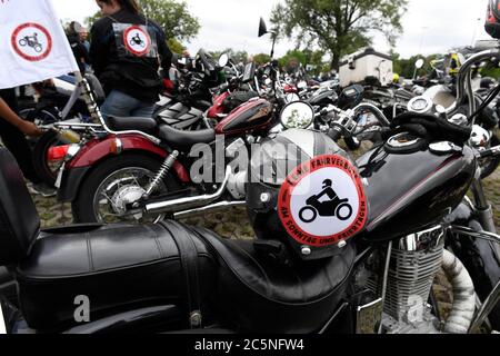 Düsseldorf, Allemagne. 04e juillet 2020. Un autocollant de protestation colle à un casque qui est couché sur une moto. Plusieurs milliers de motocyclistes manifestent contre une interdiction générale des motos certains jours. Le Conseil fédéral veut autoriser des interdictions de conduire de motos limitées le dimanche et les jours fériés. Crédit : Roberto Pfeil/dpa/Alay Live News Banque D'Images