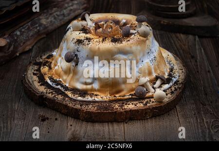 Gâteau de nourriture d'ange s'mores sur planche en bois Banque D'Images