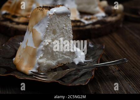 Gâteau de nourriture d'ange s'mores sur planche de bois, tranché Banque D'Images