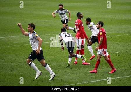 Chris Martin, du comté de Derby, célèbre ses scores égalisants lors des derniers moments du match du championnat Sky Bet à Pride Park, Derby. Banque D'Images