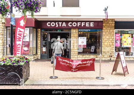 Image: Bicester, Oxfordshire, Royaume-Uni. 4 juillet 2020 'Super Saturday', centre-ville de Bicester, Oxfordshire. Costa Coffee a rouvert ses portes et séparé son entrée en voies pour sortir et entrer dans le café. BREAKING 3 septembre: Costa Coffee met en garde contre 1650 emplois à risque car il est forcé de réduire les coûts en raison de l'impact du coronavirus. Crédit : Bridget Catterall/Alamy Live News Banque D'Images