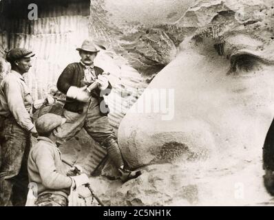 1925 photo de presse d'époque du sculpteur controversé Gutzon Borglum mettant les dernières touches à la tête du général Lee sur le Mémorial Confederate construit sur la face de Stone Mountain, Géorgie. Le prochain projet majeur de Borglum était Mount Rushmore. Banque D'Images