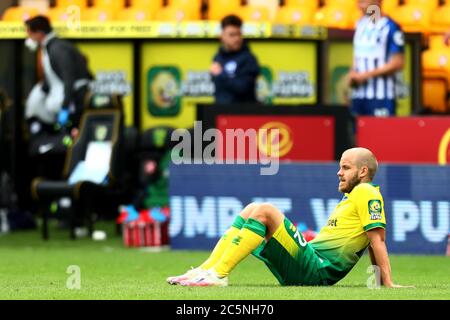 4 juillet 2020 ; Carrow Road, Norwich, Norfolk, Angleterre, football anglais de la première ligue, Norwich contre Brighton et Hove Albion ; UN abattu Teemu Pukki de Norwich City après la perte de 0-1 Banque D'Images