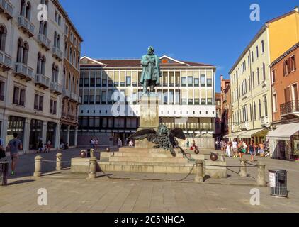 Venise, Italie - 20 juin 2017 : place de Daniele Manin à Venise, Italie. Statue de bronze érigée en 1875 dans le centre historique de Venise. Banque D'Images