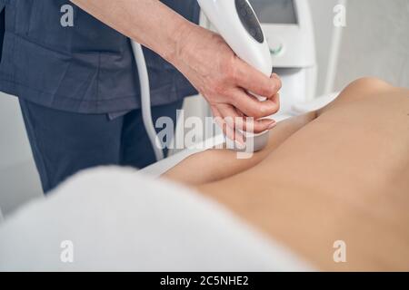 Femme subissant une échographie-cavitation dans une clinique de beauté Banque D'Images