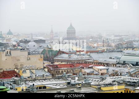 Saint-Pétersbourg, Russie - 30 janvier 2020 : vue d'hiver sur les toits des maisons authentiques de Saint-Pétersbourg Banque D'Images