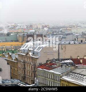 Saint-Pétersbourg, Russie - 30 janvier 2020 : vue d'hiver sur les toits des maisons authentiques de Saint-Pétersbourg Banque D'Images