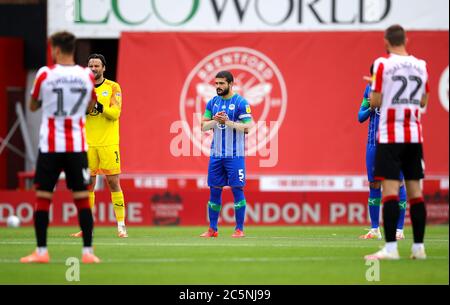 Sam Morsy (au centre) de Wigan Athletic lors d'une minute d'applaudissements avant le lancement du match du championnat Sky Bet à Griffin Park, Londres. Banque D'Images