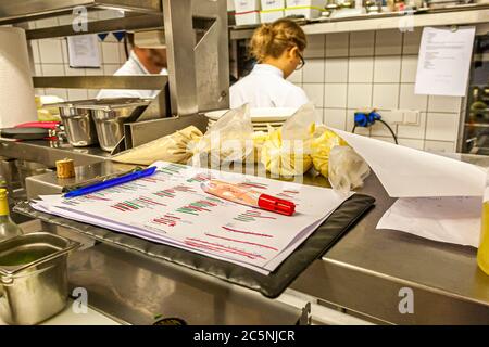 Pour préparer le menu du dîner gastronomique du chef étoilé au guide Michelin Thomas Kellermann, une longue liste est utilisée sur laquelle les plats sont barrés de stylos de couleur à Wernberg-Köblitz, en Allemagne Banque D'Images