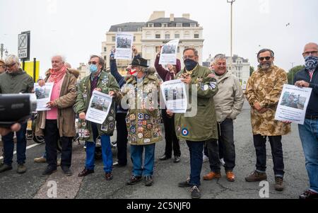 Brighton UK 4 juillet 2020 - Mods se rassemblent sur le front de mer de Brighton pour faire campagne pour que Madeira Drive rouvre à la circulation . La célèbre route où ils se rencontrent traditionnellement la plupart des week-ends a été fermée par le conseil municipal pendant la crise du coronavirus pour permettre aux distancias sociaux d'être plus facile mais il est possible qu'il soit fermé définitivement . De nombreux événements majeurs, dont le trajet de voiture de Londres à Brighton, ont lieu chaque année sur la route du front de mer : Credit Simon Dack / Alay Live News Banque D'Images