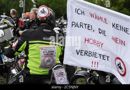 Düsseldorf, Allemagne. 04e juillet 2020. Les motocyclistes manifestent contre une interdiction générale des motos certains jours. Le Conseil fédéral veut autoriser des interdictions de motos limitées le dimanche et les jours fériés. Crédit : Roberto Pfeil/dpa/Alay Live News Banque D'Images