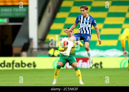 4 juillet 2020 ; Carrow Road, Norwich, Norfolk, Angleterre, Premier League football anglais, Norwich versus Brighton et Hove Albion ; Leandro Trossard de Brighton & amp ; Hove Albion contrôle la balle haute Banque D'Images