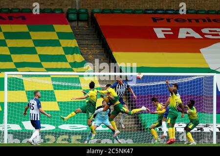 4 juillet 2020 ; Carrow Road, Norwich, Norfolk, Angleterre, Premier League football anglais, Norwich versus Brighton et Hove Albion ; Dan Burn de Brighton & amp ; Hove Albion header va large Banque D'Images