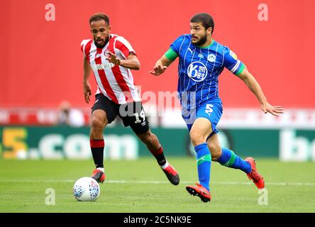 Bryan Mbeumo de Brentford (à gauche) et Sam Morsy de Wigan Athletic se battent pour le ballon lors du match du championnat Sky Bet à Griffin Park, Londres. Banque D'Images