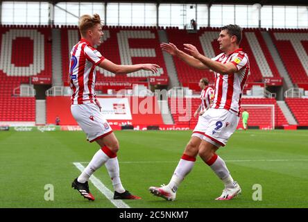 Sam Vokes (à droite) de Stoke City célèbre le premier but de son équipe avec Sam Clucas lors du match du championnat Sky Bet au stade bet365, Stoke. Banque D'Images