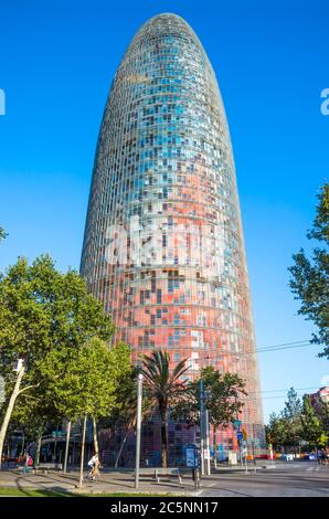 BARCELONE, ESPAGNE - 10 JUILLET 2016 : la Tour Agbar - est un gratte-ciel de 38 étages à Barcelone. La tour a été conçue par l'architecte Jean nouvel. Barce Banque D'Images