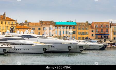 Des yachts de luxe à Saint Tropez plage Cote d'Azur, dans le sud de la France Banque D'Images