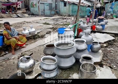 Dhaka, Bangladesh - 03 juillet 2020 : les résidents du sud du Kamalapur à Dhaka, au Bangladesh, recueillent de l'eau à partir d'une pompe d'eau de Wasa. Crise de l'eau a tu Banque D'Images