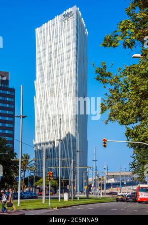 BARCELONE, ESPAGNE - 12 JUILLET 2016 : nouvelle architecture moderne dans la région Diagonal Mar i el Front Maritim del Poblenou. Barcelone, Espagne - 12 juillet 2016 : Banque D'Images