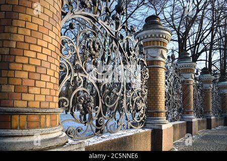 Clôture du jardin Mikhaïlovsky en hiver au coucher du soleil, Saint-Pétersbourg, Russie Banque D'Images