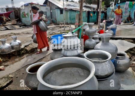 Dhaka, Bangladesh - 03 juillet 2020 : les résidents du sud du Kamalapur à Dhaka, au Bangladesh, recueillent de l'eau à partir d'une pompe d'eau de Wasa. Crise de l'eau a tu Banque D'Images