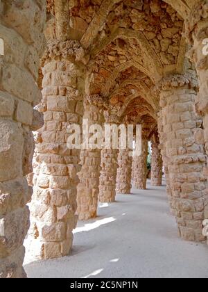 BARCELONE, ESPAGNE - 3 JUILLET 2016: Colonnade du parc Guell à Barcelone, Espagne Barcelone, Espagne - 3 juillet 2016: Colonnade du parc Guell à Barcelone, S Banque D'Images