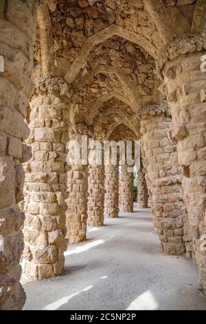 BARCELONE, ESPAGNE - 3 JUILLET 2016: Colonnade du parc Guell à Barcelone, Espagne Barcelone, Espagne - 3 juillet 2016: Colonnade du parc Guell à Barcelone, S Banque D'Images