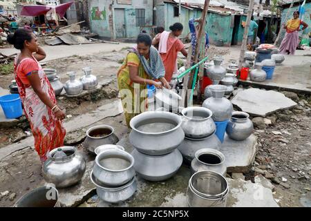 Dhaka, Bangladesh - 03 juillet 2020 : les résidents du sud du Kamalapur à Dhaka, au Bangladesh, recueillent de l'eau à partir d'une pompe d'eau de Wasa. Crise de l'eau a tu Banque D'Images