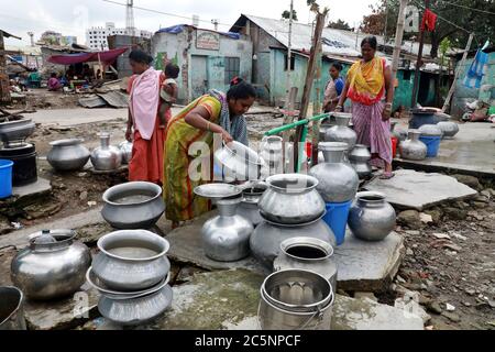 Dhaka, Bangladesh - 03 juillet 2020 : les résidents du sud du Kamalapur à Dhaka, au Bangladesh, recueillent de l'eau à partir d'une pompe d'eau de Wasa. Crise de l'eau a tu Banque D'Images