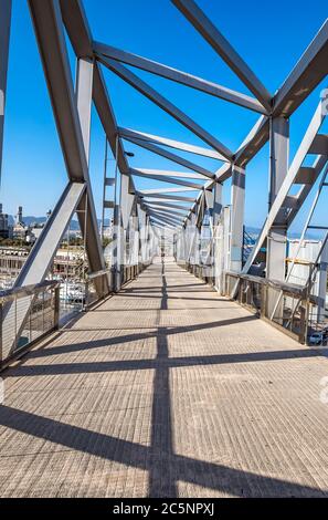 BARCELONE, ESPAGNE - 3 JUILLET 2016 : passerelle piétonne dans le Forum portuaire. Le port de plaisance Port Forum dans le nord de Barcelone. Barcelone, Espagne - 3 juillet 201 Banque D'Images