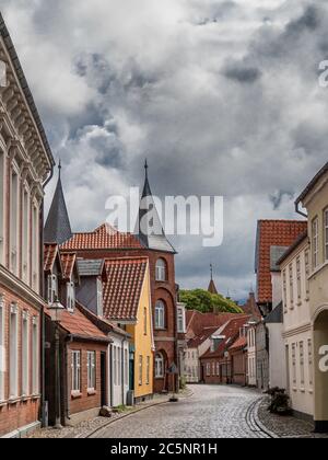 Dans les rues pavées de la ville médiévale Ribe, Danemark Banque D'Images