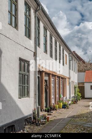 Dans les rues pavées de la ville médiévale Ribe, Danemark Banque D'Images