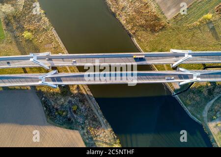 Nouveau pont moderne à trois voies avec double câble sur la Vistule à Cracovie, en Pologne. Vue aérienne du dessus. Partie du périphérique autour de Cracovie Banque D'Images