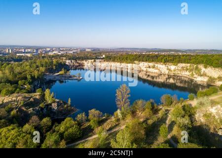 Cracovie, Pologne. Lac de Zakrzowek avec falaises abruptes à la place de l'ancienne carrière de calcaire inondée dans les rochers de Twardowski. Lieu de loisirs populaire. Antenne v Banque D'Images