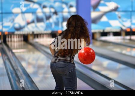 Femme de bowling, vue arrière. Joueur en action Banque D'Images