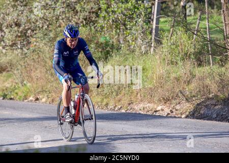 Villa de Leyva, Boyaca, Colombie - 1 décembre 2019: Des hommes et des femmes de tous âges sont à vélo pendant le développement du Gran Fondo Nairo Quintana Banque D'Images