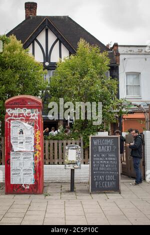 Peckham, Angleterre. 4 juillet 2020. Le pub White Horse est ouvert aux entreprises à Peckahm suite à l'annonce du gouvernement britannique pour faciliter les règles de verrouillage. Les pubs, bars et restaurants rouvrent aujourd'hui, ayant été fermés pendant plus de trois mois au Royaume-Uni en raison de la pandémie du coronavirus. (Photo de Sam Mellish / Alamy Live News) Banque D'Images