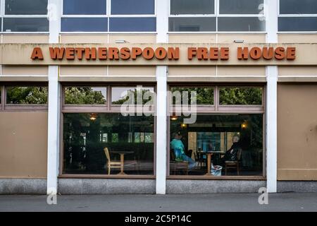 Harlow - Essex - Angleterre - 4 juillet 2020 - les hommes prennent un verre au pub William Aylmer Wethercuillers à Harlow car les restrictions de confinement sont assouplies permettant l'ouverture de pubs et de restaurants - photographe : Brian Duffy Banque D'Images