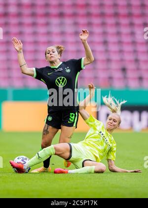 Cologne, Allemagne. 04e juillet 2020. Football, femmes : DFB-Pokal, VfL Wolfsburg - SGS Essen, finale à RheinEnergieStadion. Anna Blässe (l) de Wolfsburg et Turid Knaak d'Essen tentent de se mettre à la balle. Crédit : Rolf Vennenbernd/dpa - NOTE IMPORTANTE : Conformément aux règlements de la DFL Deutsche Fußball Liga et de la DFB Deutscher Fußball-Bund, il est interdit d'exploiter ou d'exploiter dans le stade et/ou à partir du jeu pris des photos sous forme d'images de séquence et/ou de séries de photos de type vidéo./dpa/Alay Live News Banque D'Images