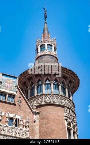 BARCELONE, ESPAGNE - 5 JUILLET 2016 : gros plan de Casa de les Punxes (Casa Terrades) sur la rue Avinguda Diagonal. Le bâtiment de style moderniste a été construit Banque D'Images