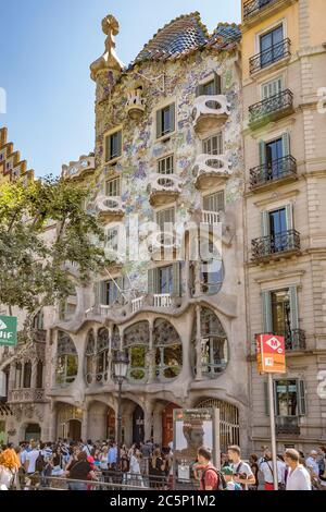 BARCELONE, ESPAGNE - 5 JUILLET 2016 : la façade de la Casa Battlo (maison d'os) conçue par Antoni Gaudi Barcelone, Espagne - 5 juillet 2016 : la façade Banque D'Images