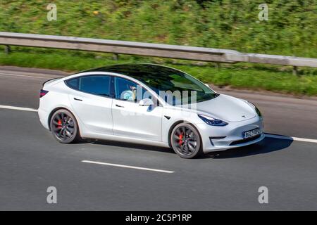 2019 Tesla blanc modèle 3 Performance AWD ; véhicules mobiles pour la circulation routière, voitures conduisant des véhicules sur les routes britanniques. Tesla modèle 3 performance awd, EVs, berline électrique haut de gamme, berline électrique, véhicules électriques, moteur électrique, EV, moteurs de propriété de voiture électrique, moteur sur le réseau d'autoroute M6. Banque D'Images