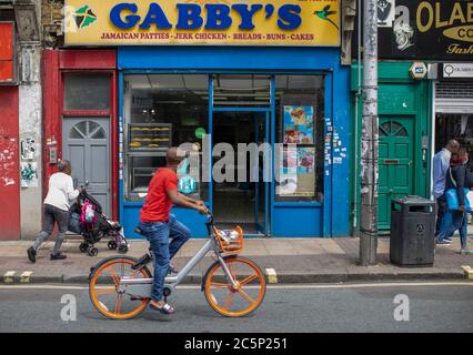 Peckham, Angleterre. 04e juillet 2020. Gabby's Jamaican patty and jerk Chicken shop à Peckham, dans le sud de Londres. (Photo de Sam Mellish / Alamy Live News) Banque D'Images