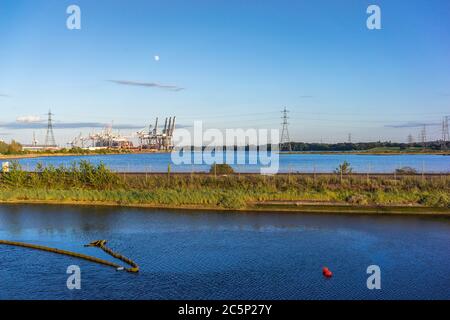 Vue sur le test de l'autre côté de la rivière jusqu'aux docks de Southampton à Totton & Eling, Southampton, Angleterre, Royaume-Uni Banque D'Images