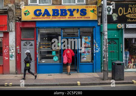 Peckham, Angleterre. 04e juillet 2020. Gabby's Jamaican patty and jerk Chicken shop à Peckham, dans le sud de Londres. (Photo de Sam Mellish / Alamy Live News) Banque D'Images