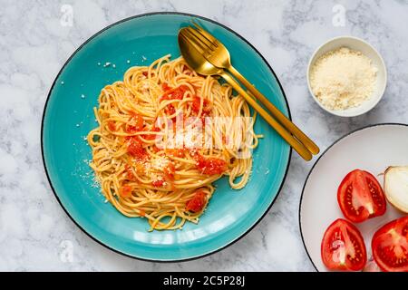 Spaghetti à la sauce tomate fraîche et au fromage Grana Padano Banque D'Images