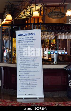 Ouvrez le pub Wetherspoon à Southend on Sea, Essex, Royaume-Uni, le 4 juillet, alors que le pays se soulage plus loin hors de verrouillage. Le dernier message. Bar. Info message de bienvenue Banque D'Images