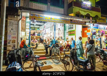 02/21/2019 Gokarna Inde . Les Européens qui se sont réunis ici dans ce café - endroit de fête . dans la rue centrale de Gokarna Banque D'Images